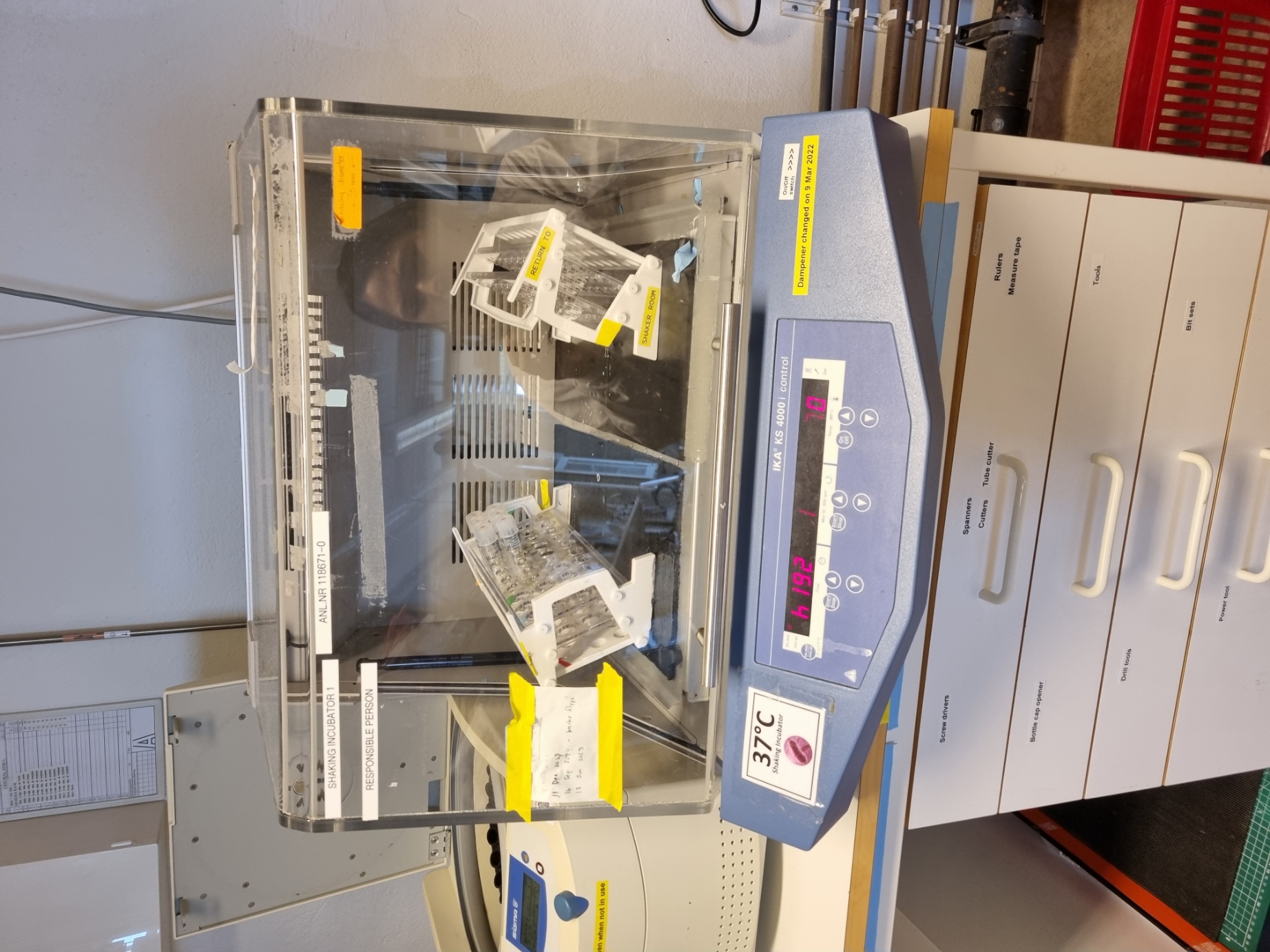 Picture of Shaking incubator 1